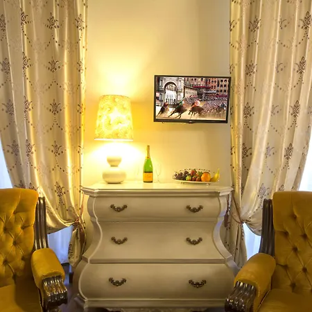 Pantaneto - Palazzo Bulgarini 3* سيينا
