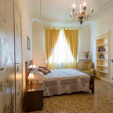Pantaneto - Palazzo Bulgarini לינה וארוחת בוקר 3*